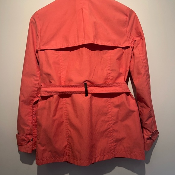 Trendy like new Tommy Hilfiger Coral Fall Trench coat with belt - Picture 2 of 8